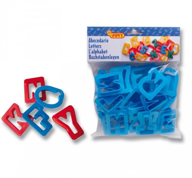 Plastilina de colores con moldes de letras